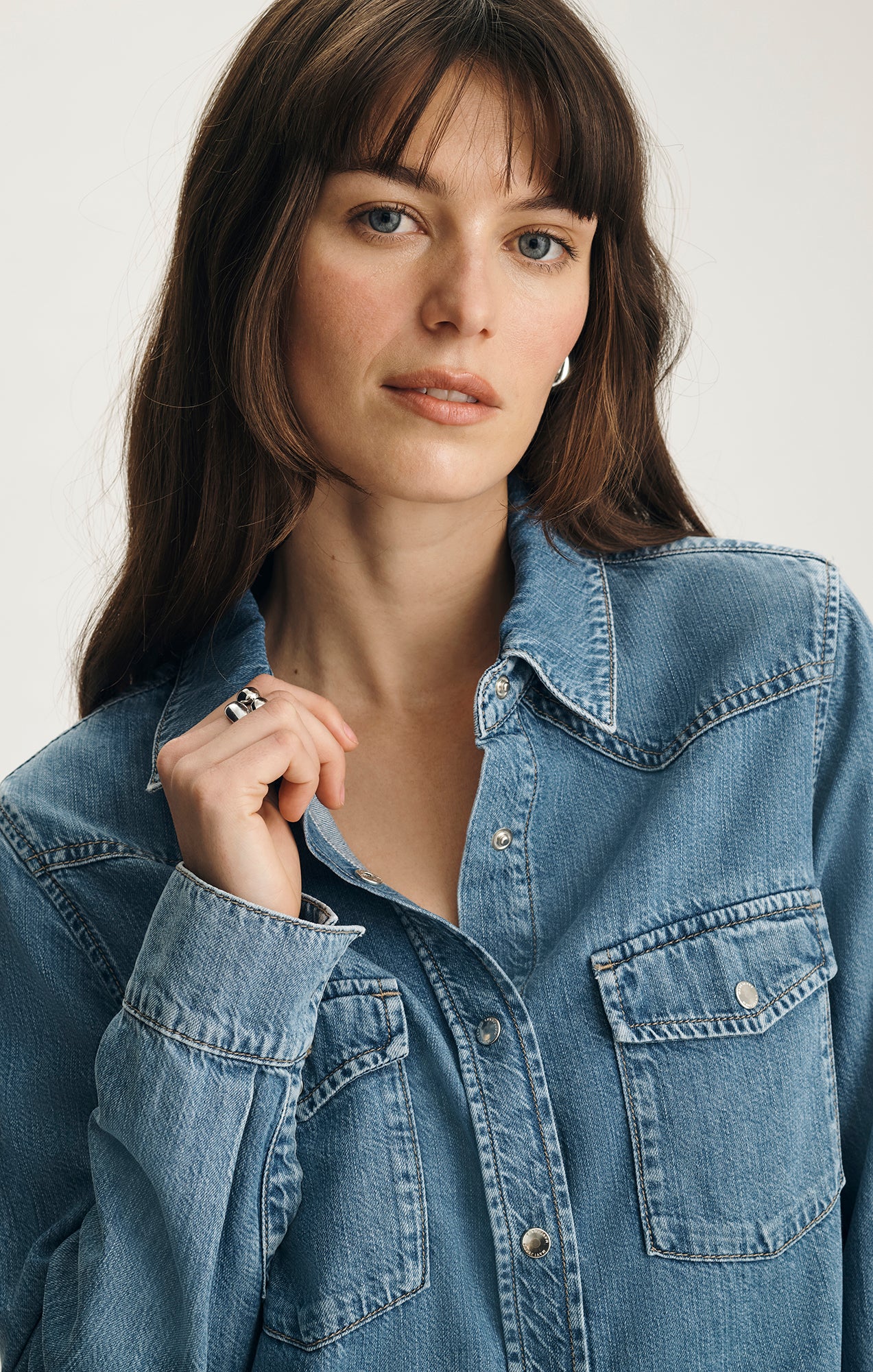 ANGELA DENIM SHIRT IN MID BLUE FEATHER BLUE - Image 2