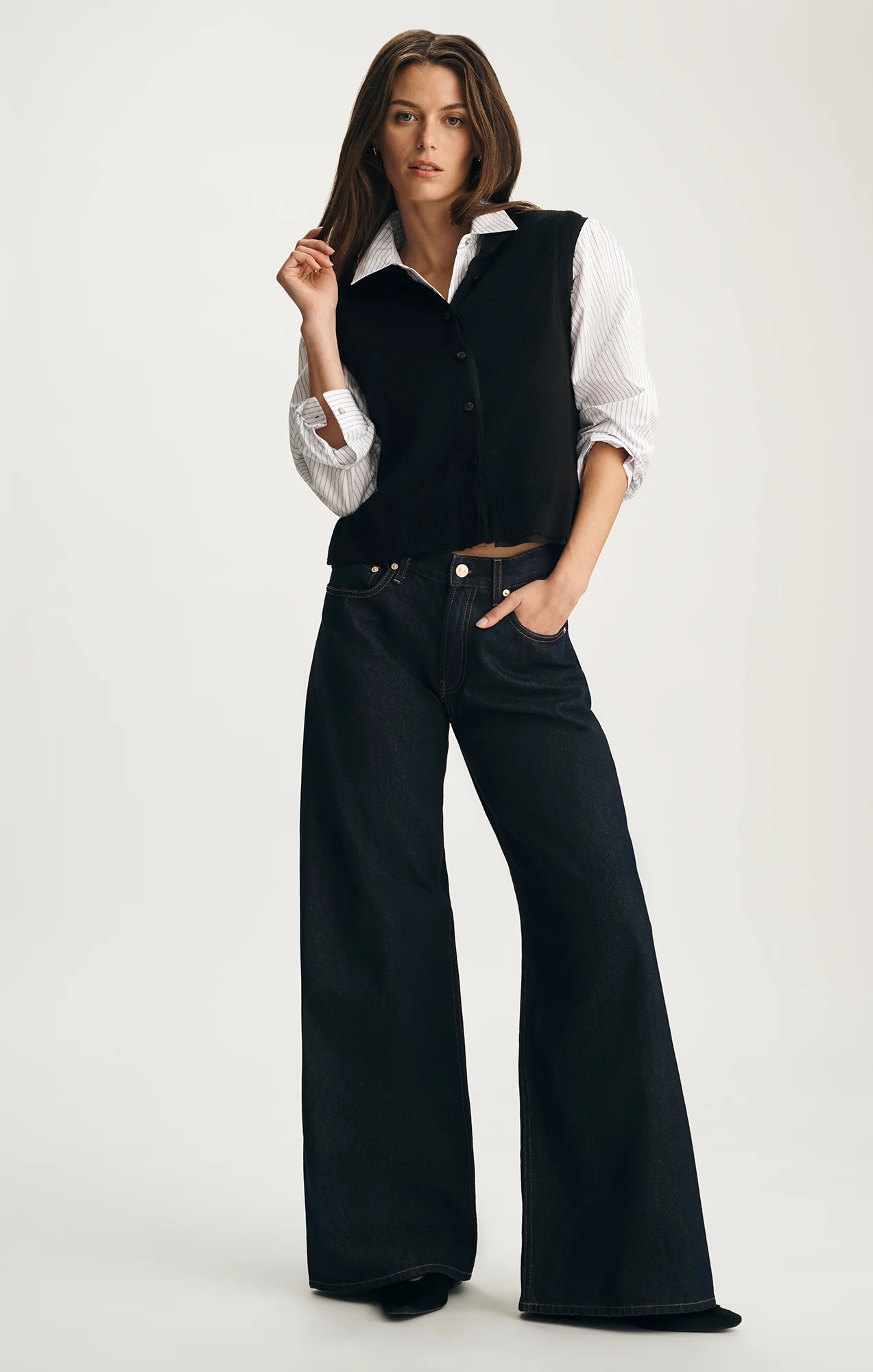 CARDIGAN SWEATER VEST IN BLACK - Image 4
