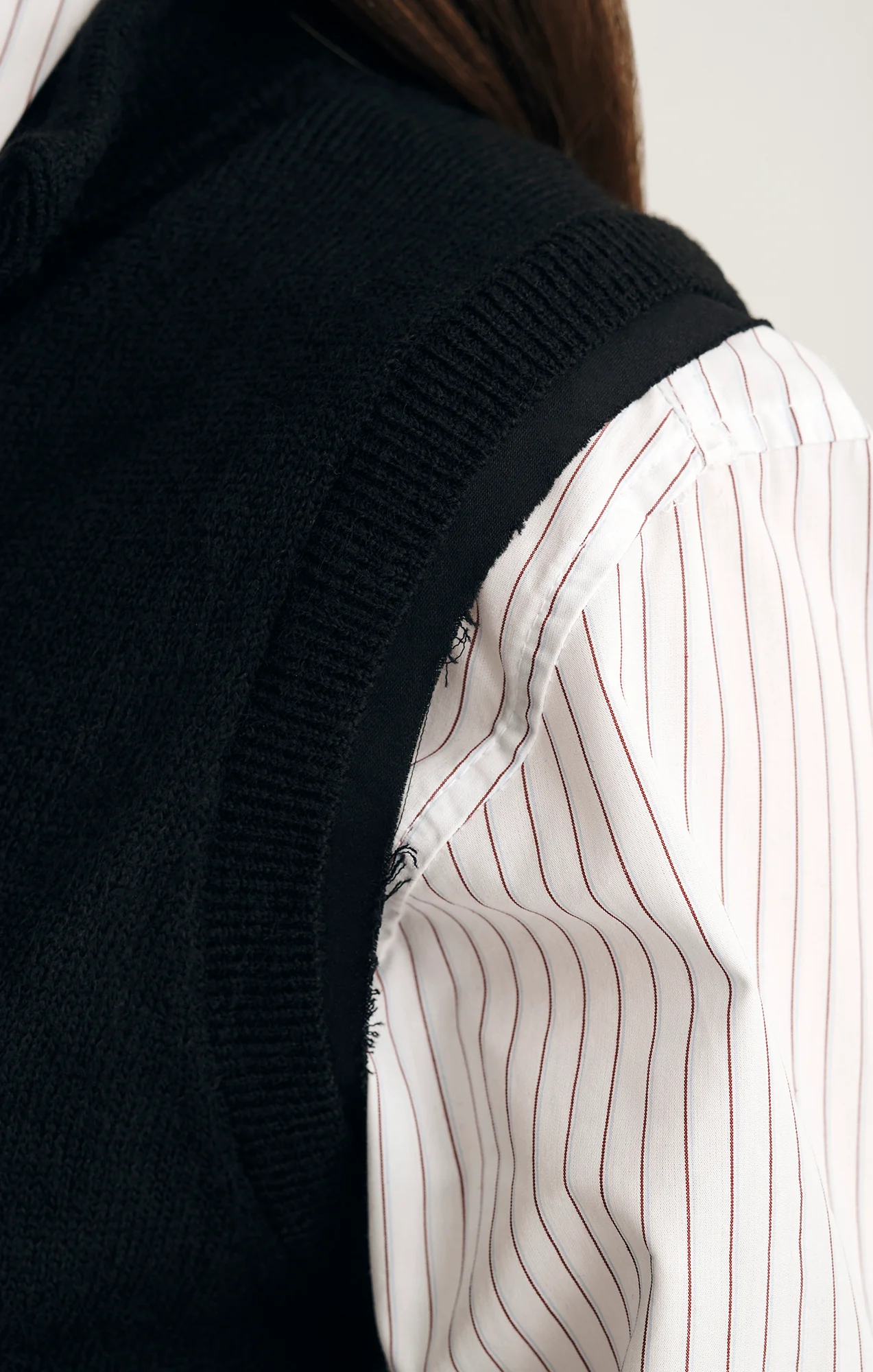 CARDIGAN SWEATER VEST IN BLACK - Image 5