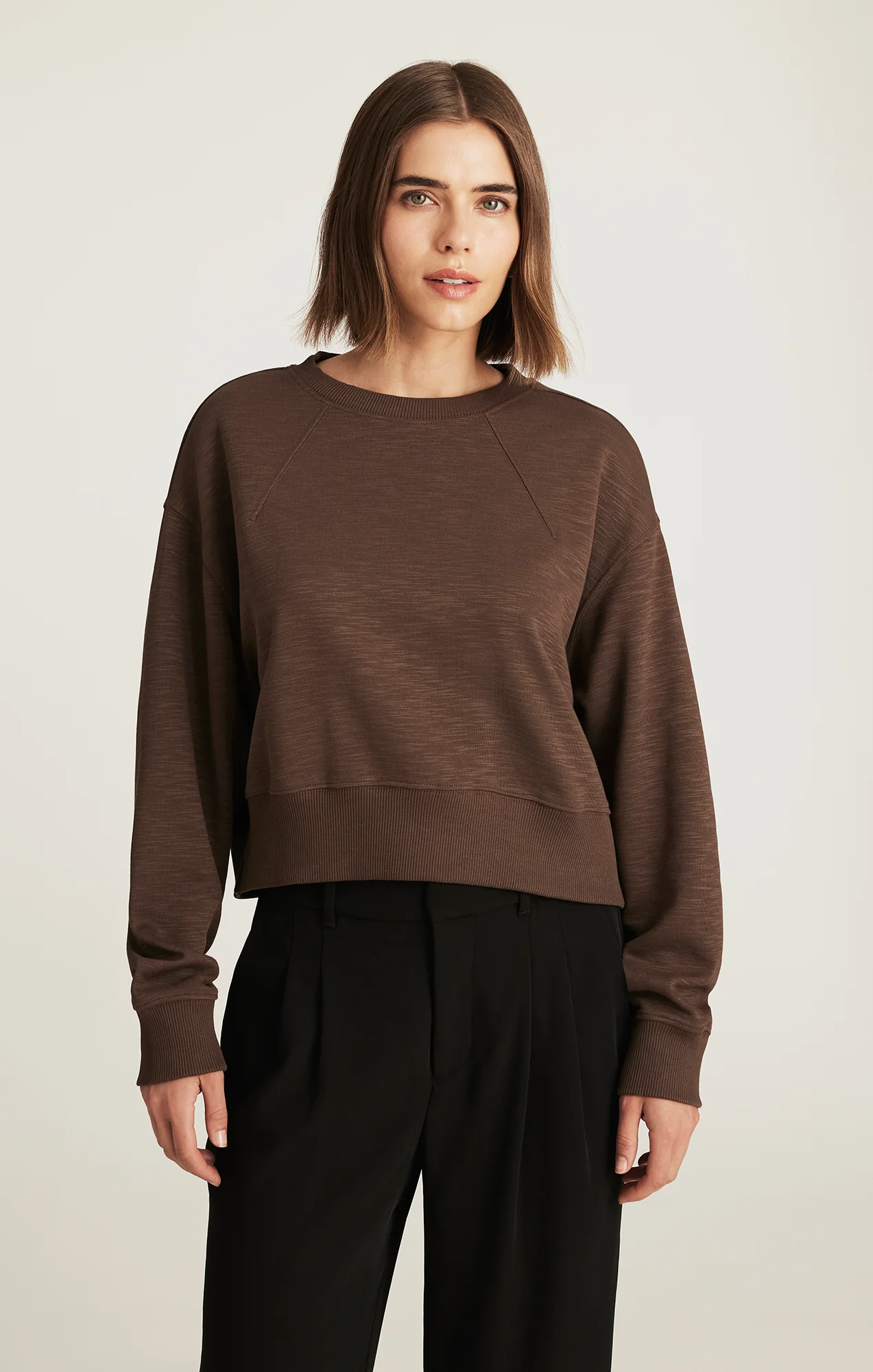 EDITION CREW NECK SWEATSHIRT IN HOT FUDGE
