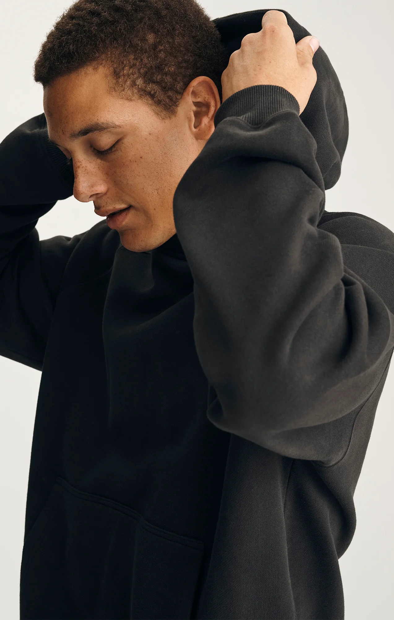 HOODIE IN BLACK - Image 3