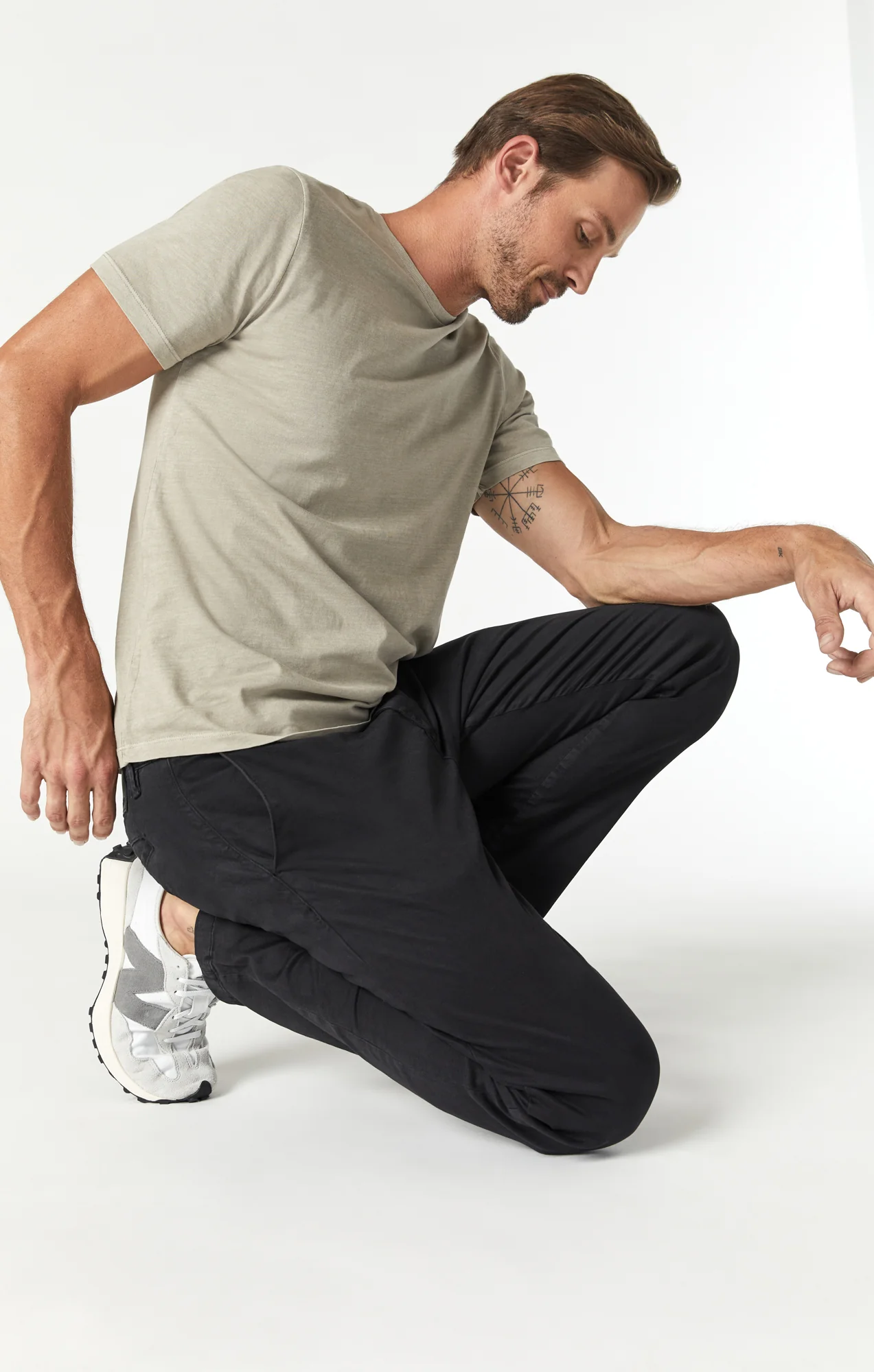 JOHNNY SLIM CHINO IN BLACK SATEEN TWILL - Image 2