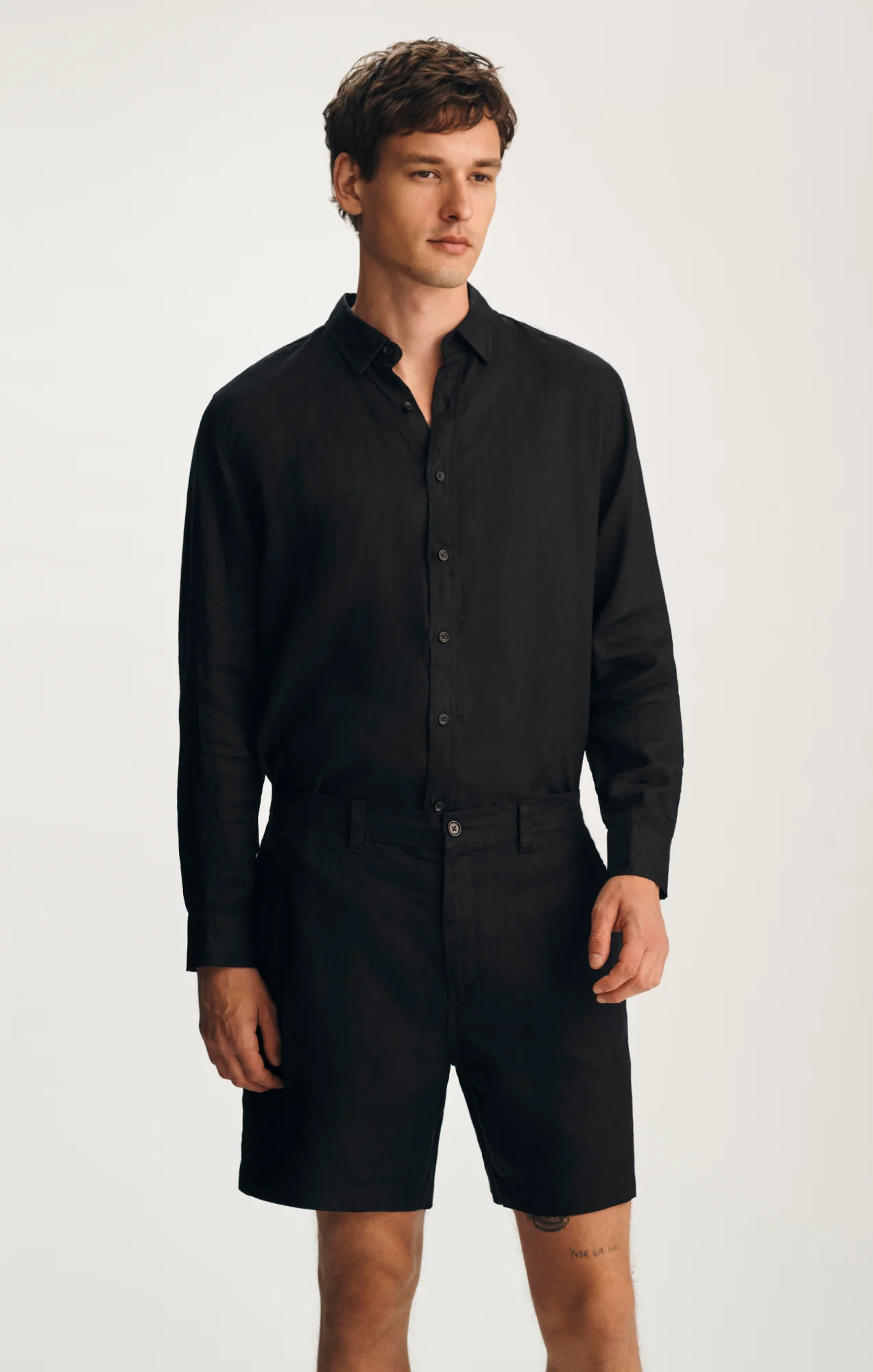 LINEN 7" INSEAM SHORTS IN BLACK - Image 3