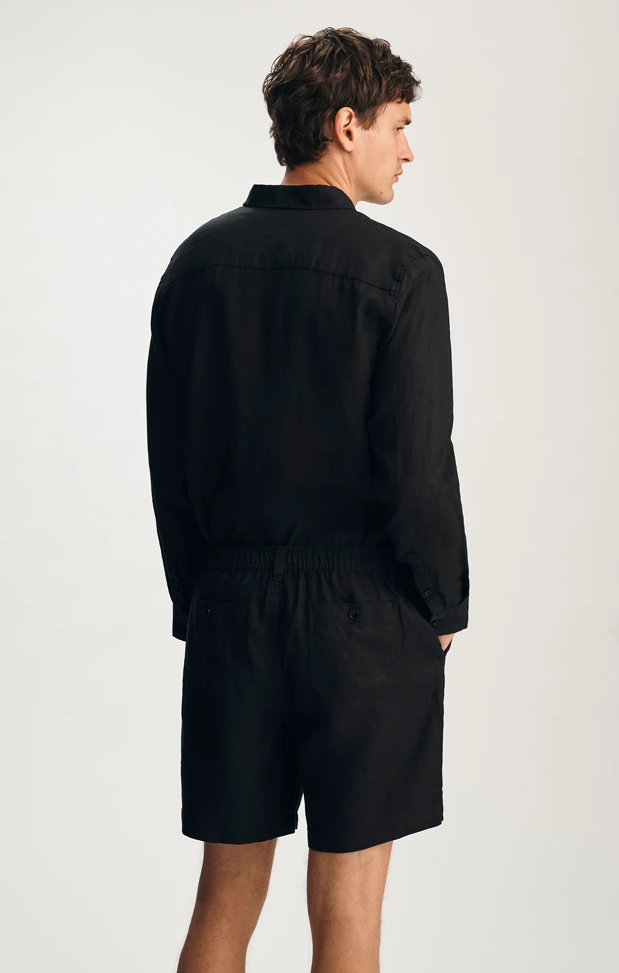 LINEN 7" INSEAM SHORTS IN BLACK - Image 4