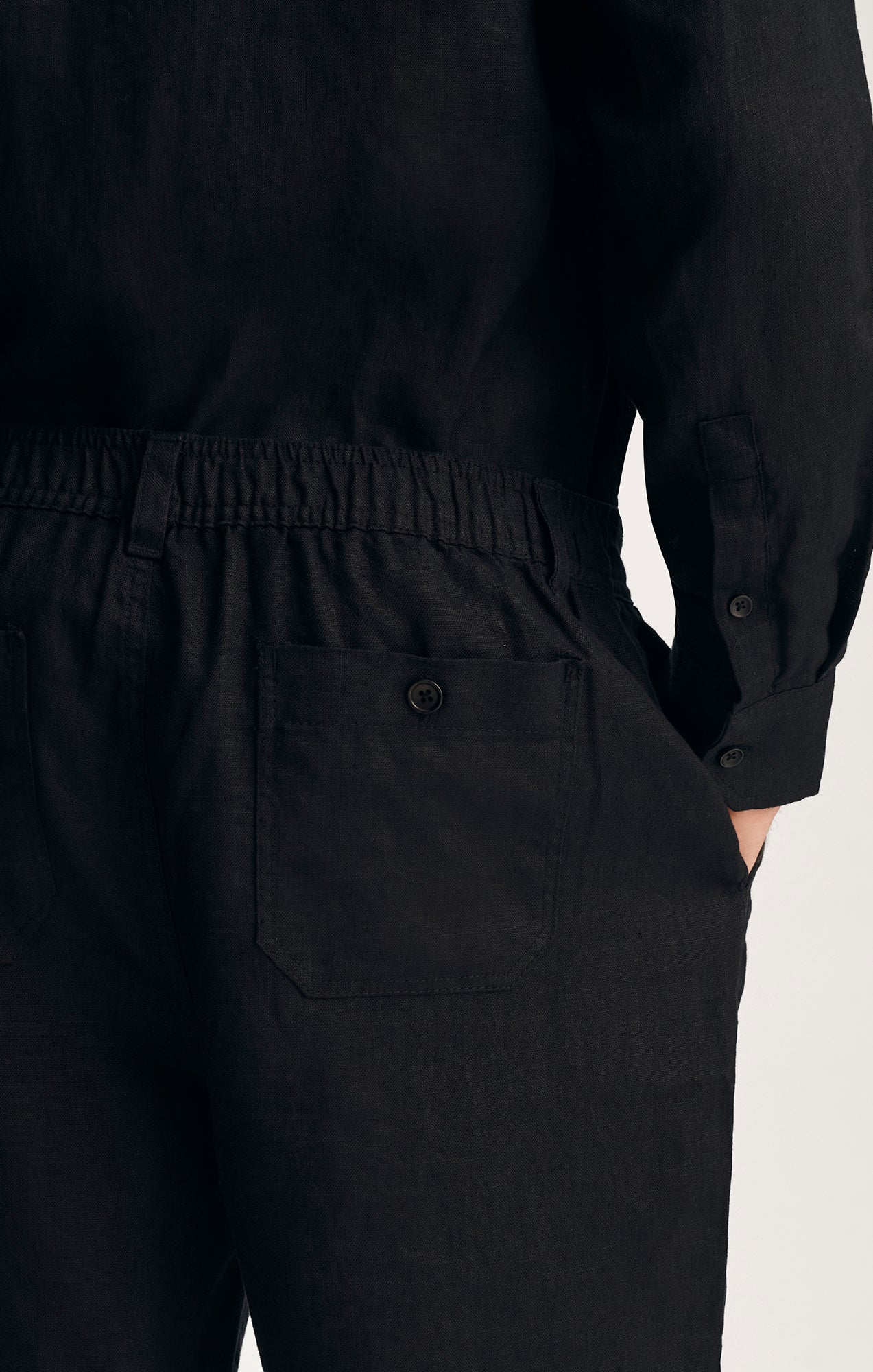 LINEN 7" INSEAM SHORTS IN BLACK - Image 6
