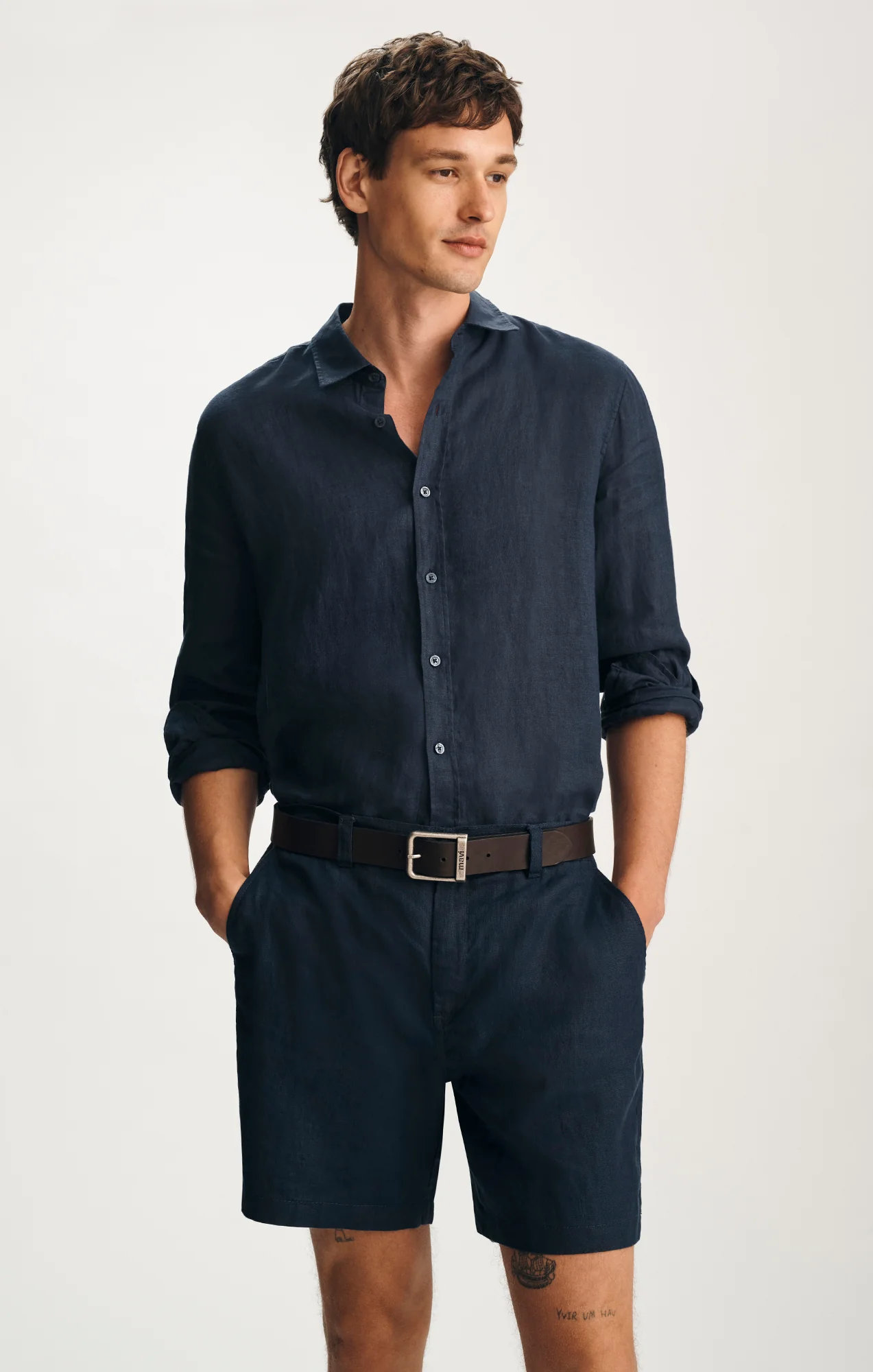 LINEN 7" INSEAM SHORTS IN BLACK IRIS - Image 3