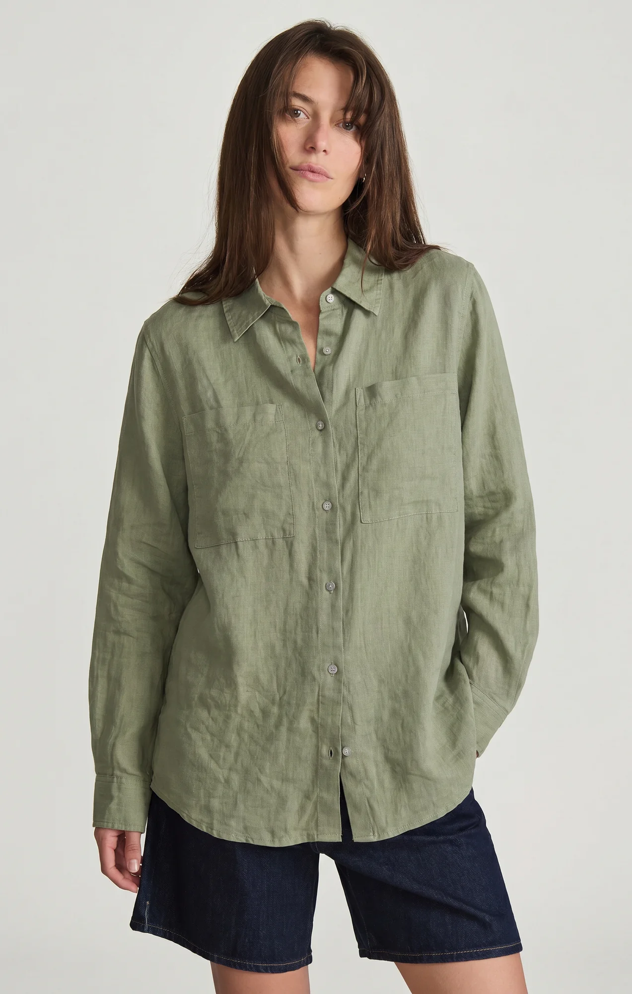 LINEN DOUBLE POCKET BUTTON-UP SHIRT IN SEA SPRAY