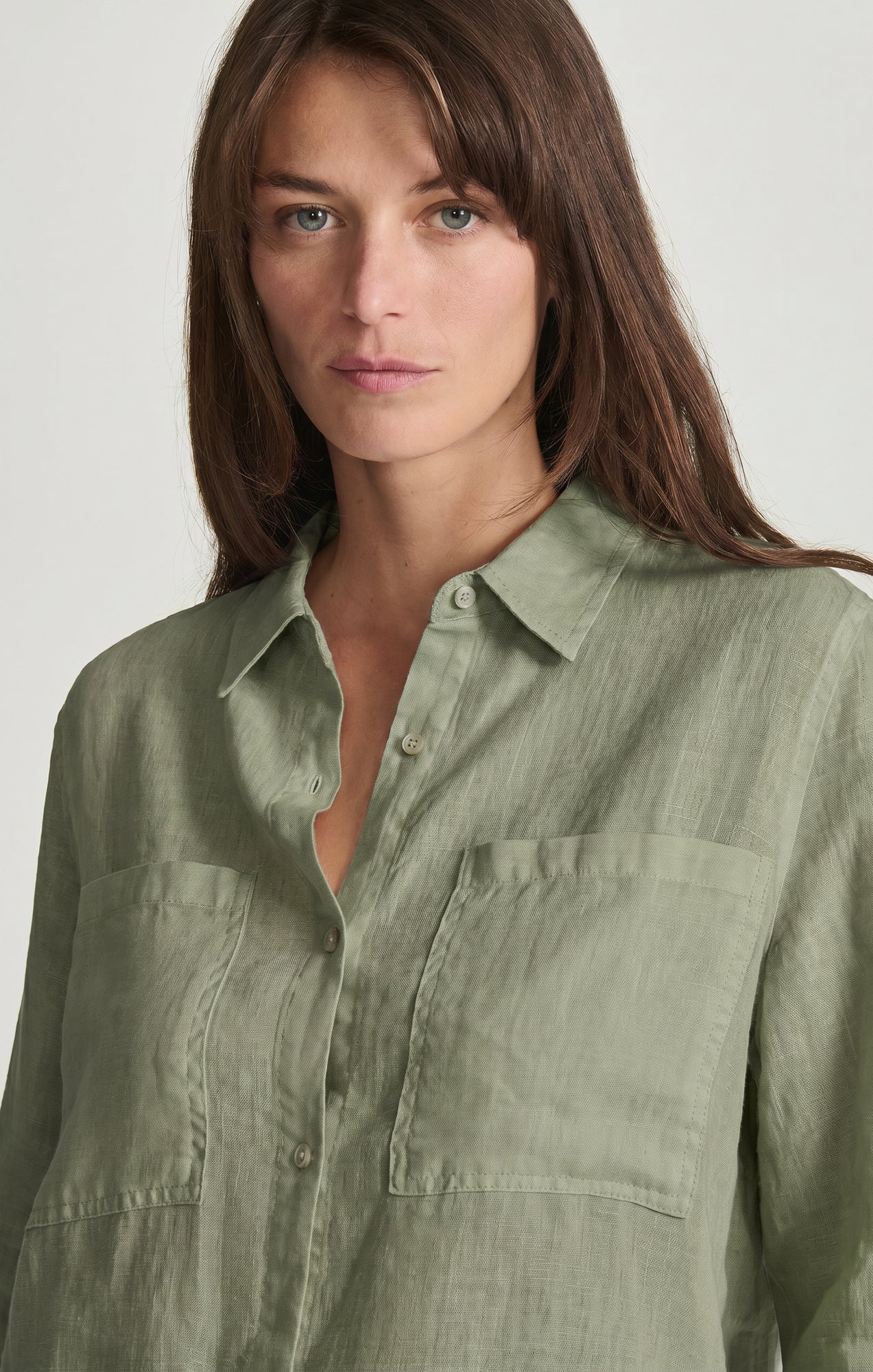 LINEN DOUBLE POCKET BUTTON-UP SHIRT IN SEA SPRAY - Image 4