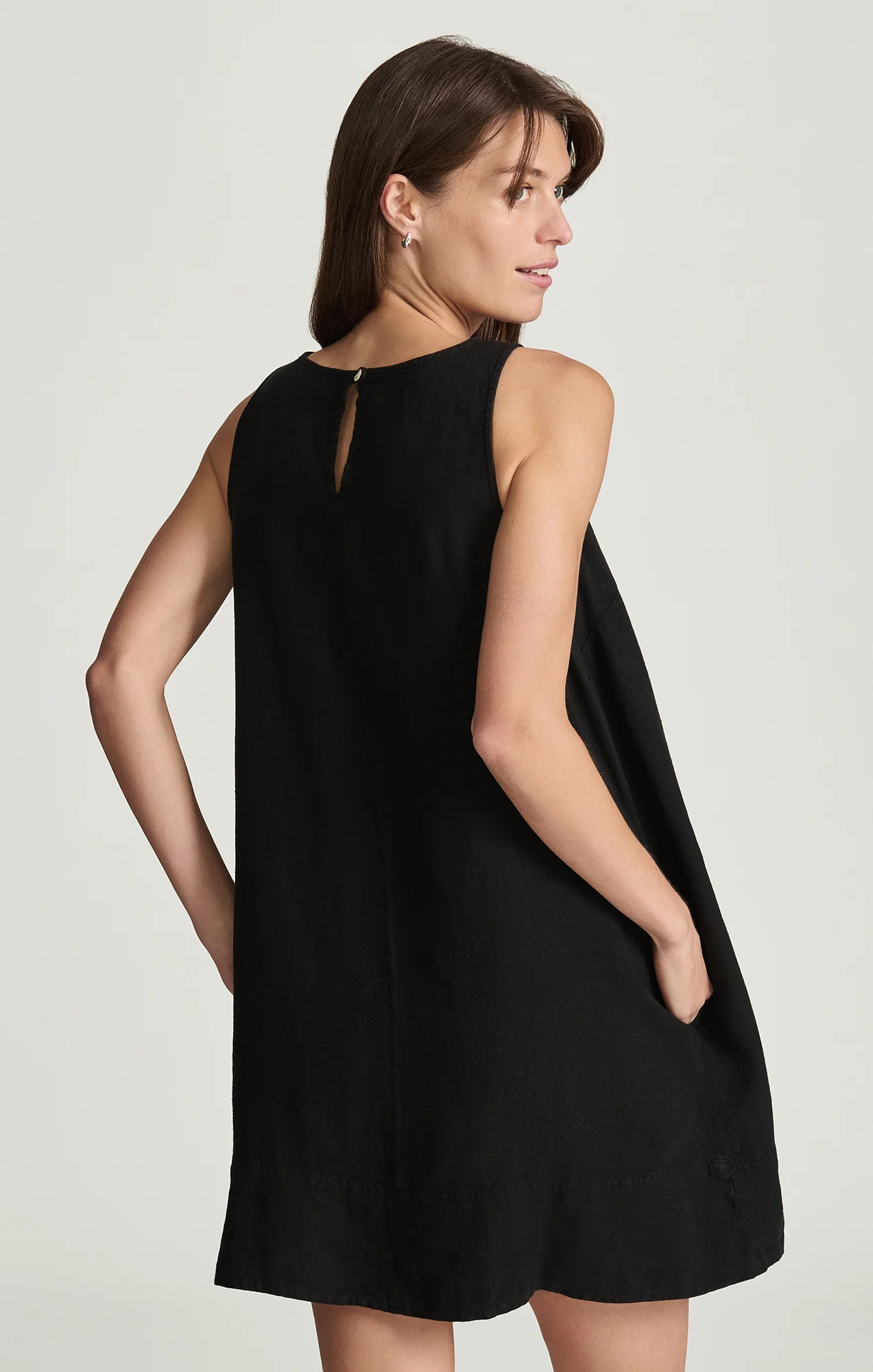LINEN MINI SHIFT DRESS IN BLACK - Image 2