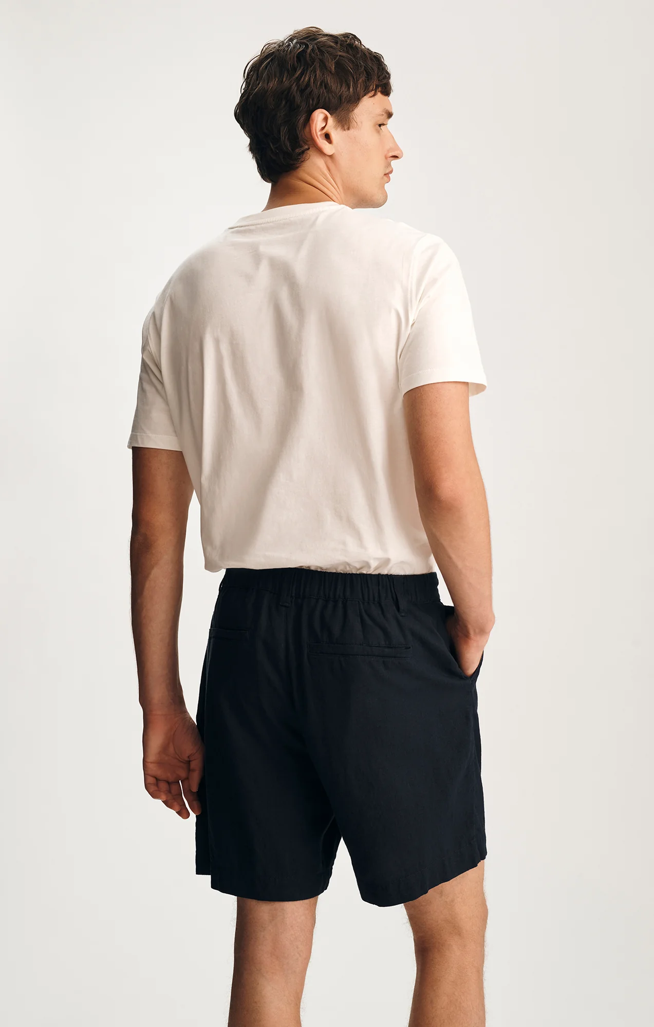 LINEN PLEATED 7" INSEAM SHORTS IN SKY CAPTAIN - Image 3