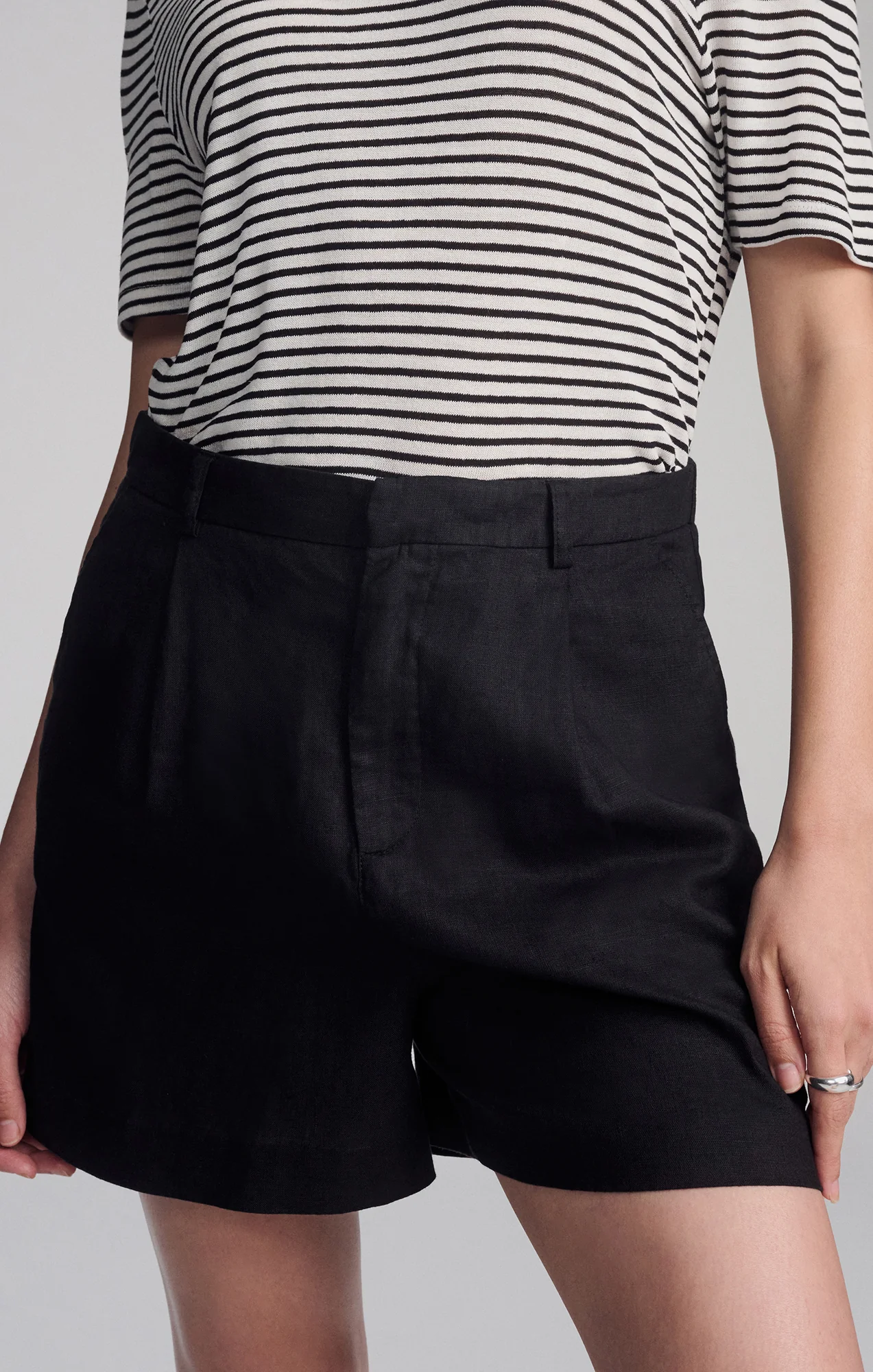 LINEN SHORTS IN BLACK - Image 6