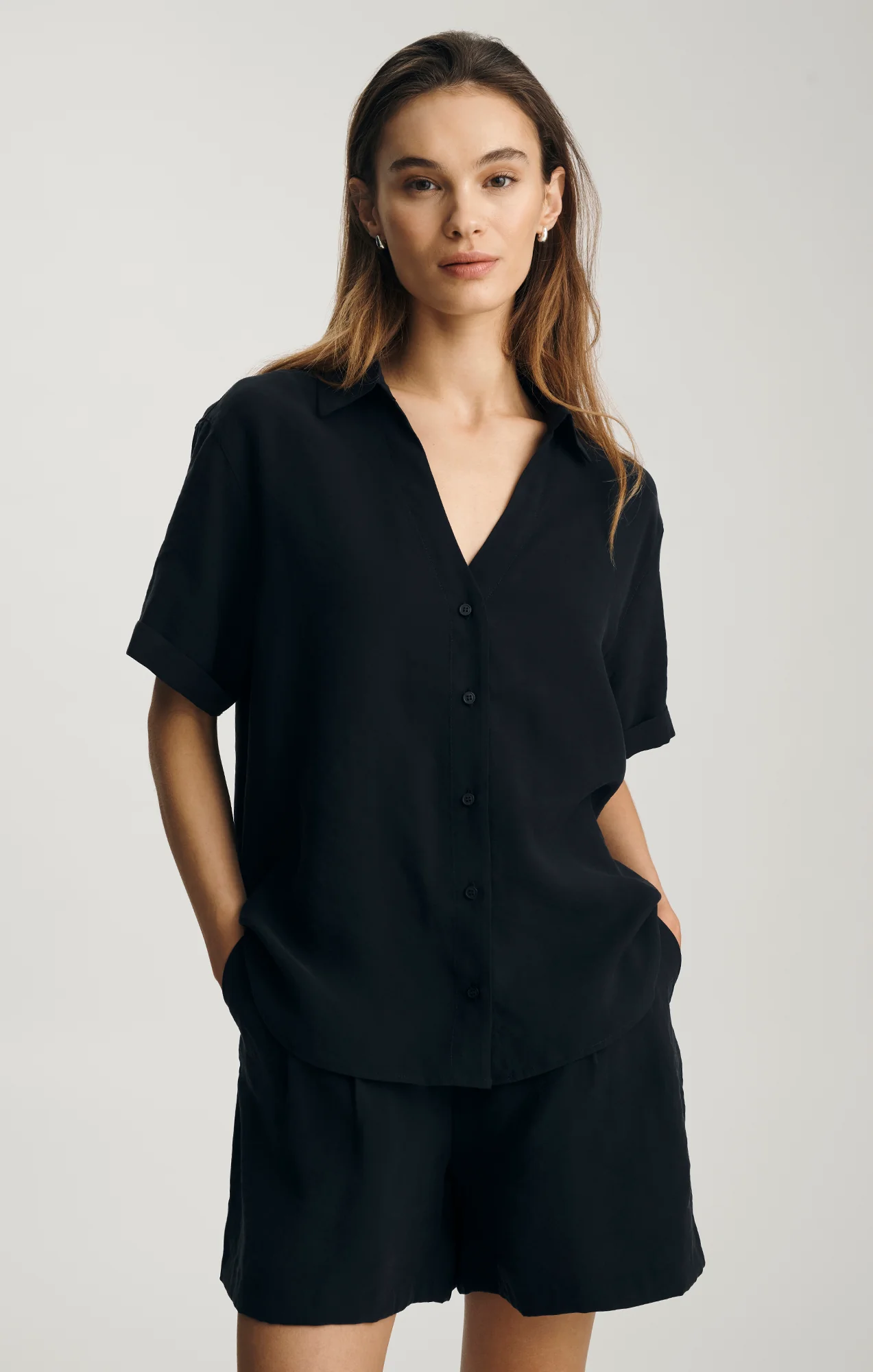 LUXE TOUCH SHORT SLEEVE BUTTON-UP SHIRT IN BLACK