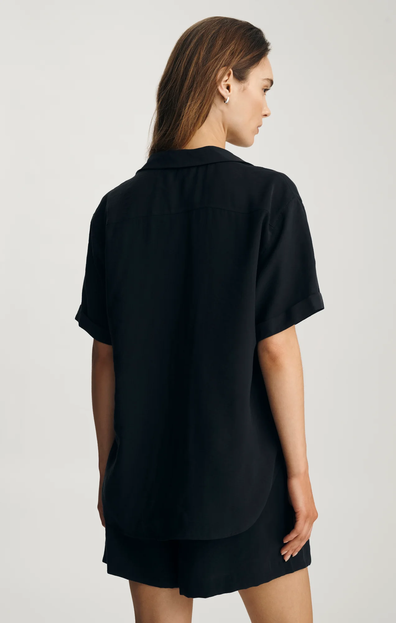 LUXE TOUCH SHORT SLEEVE BUTTON-UP SHIRT IN BLACK - Image 2
