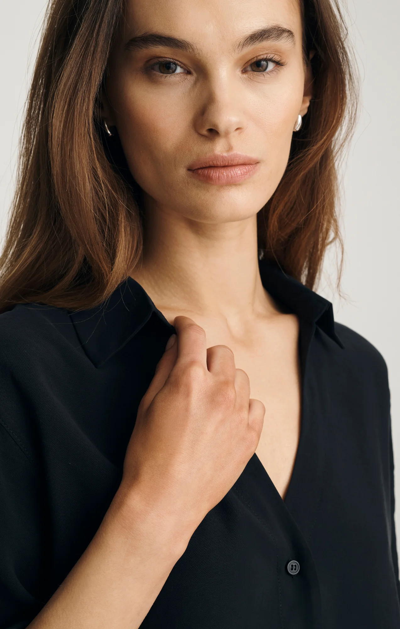 LUXE TOUCH SHORT SLEEVE BUTTON-UP SHIRT IN BLACK - Image 3