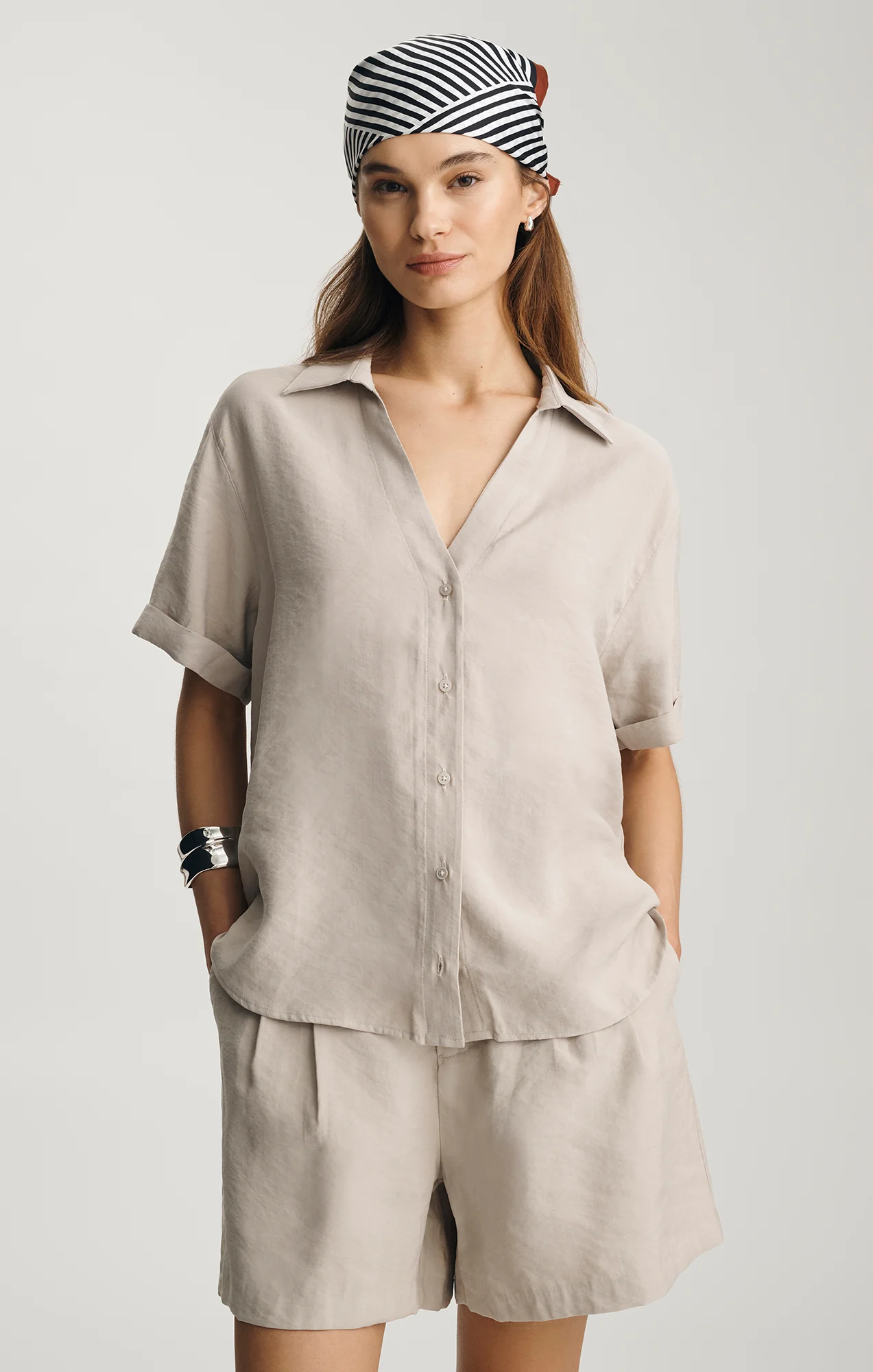LUXE TOUCH SHORT SLEEVE BUTTON-UP SHIRT IN OYSTER GRAY