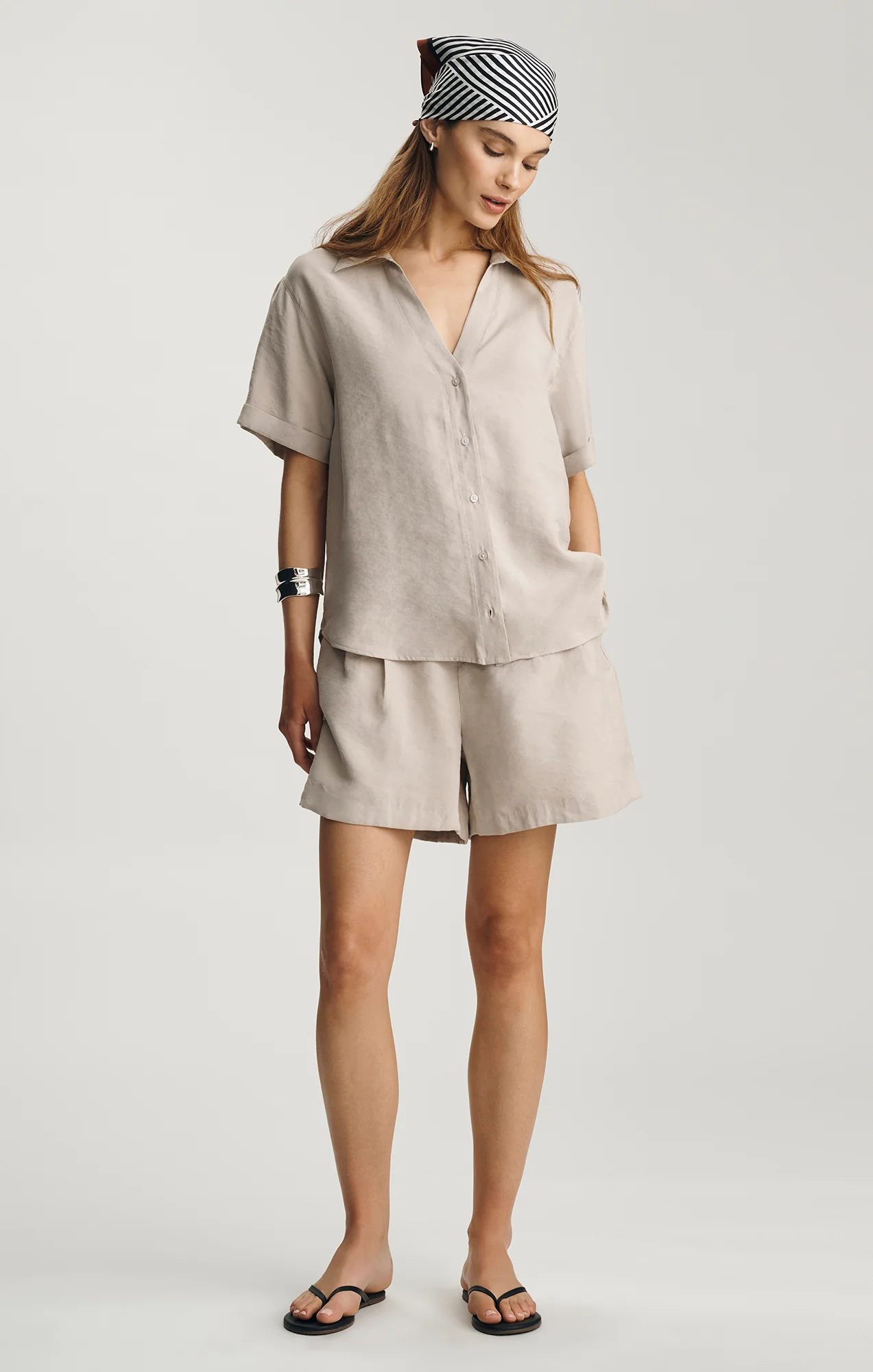 LUXE TOUCH SHORT SLEEVE BUTTON-UP SHIRT IN OYSTER GRAY - Image 4