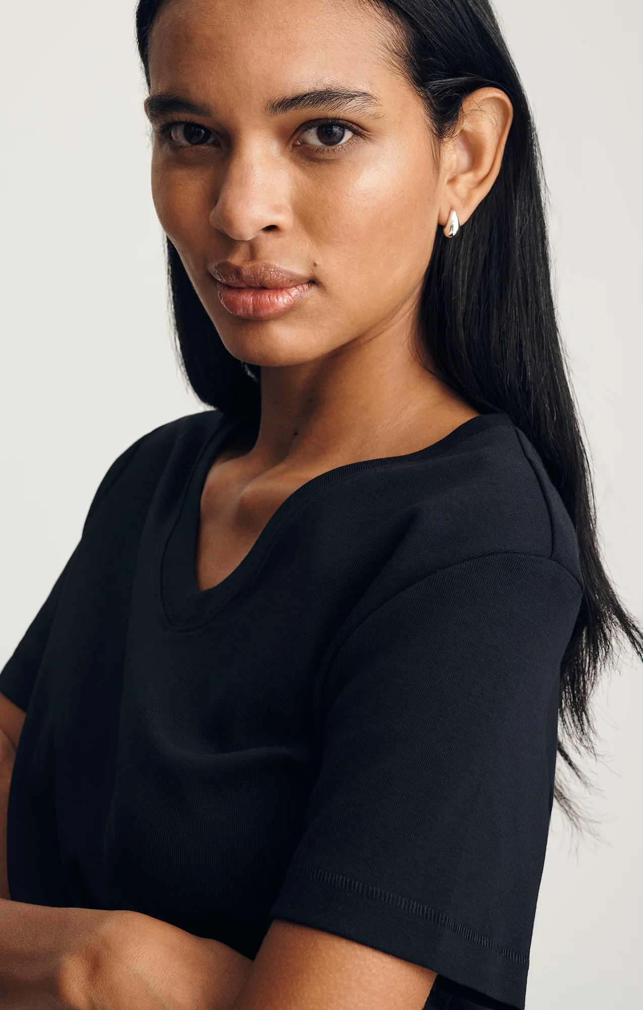 OLIVIA V-NECK T-SHIRT IN BLACK - Image 3
