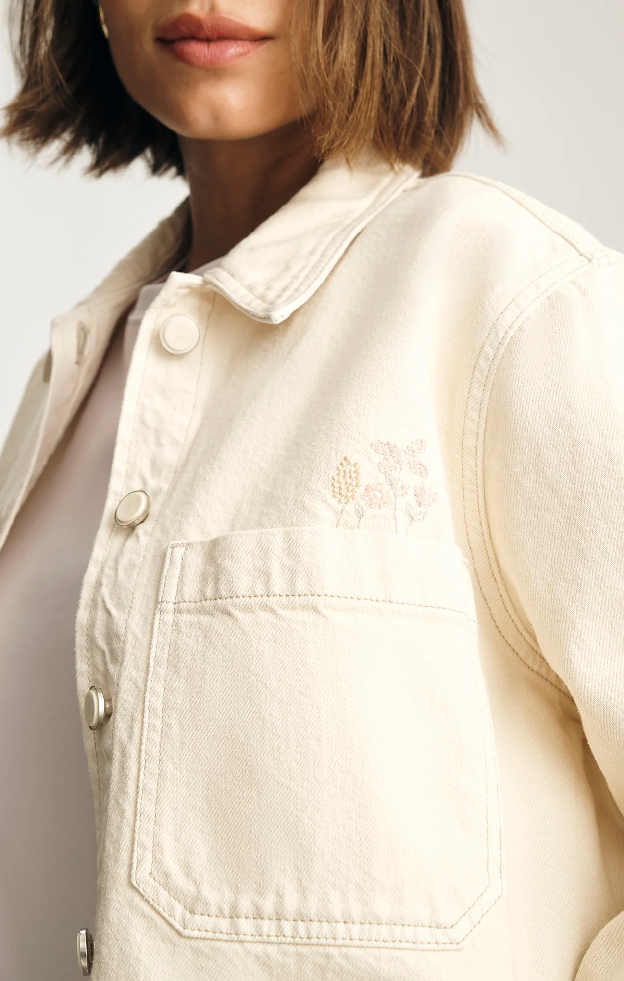 PAOLA CROPPED DENIM OVERSHIRT IN CREAM DENIM - Image 4