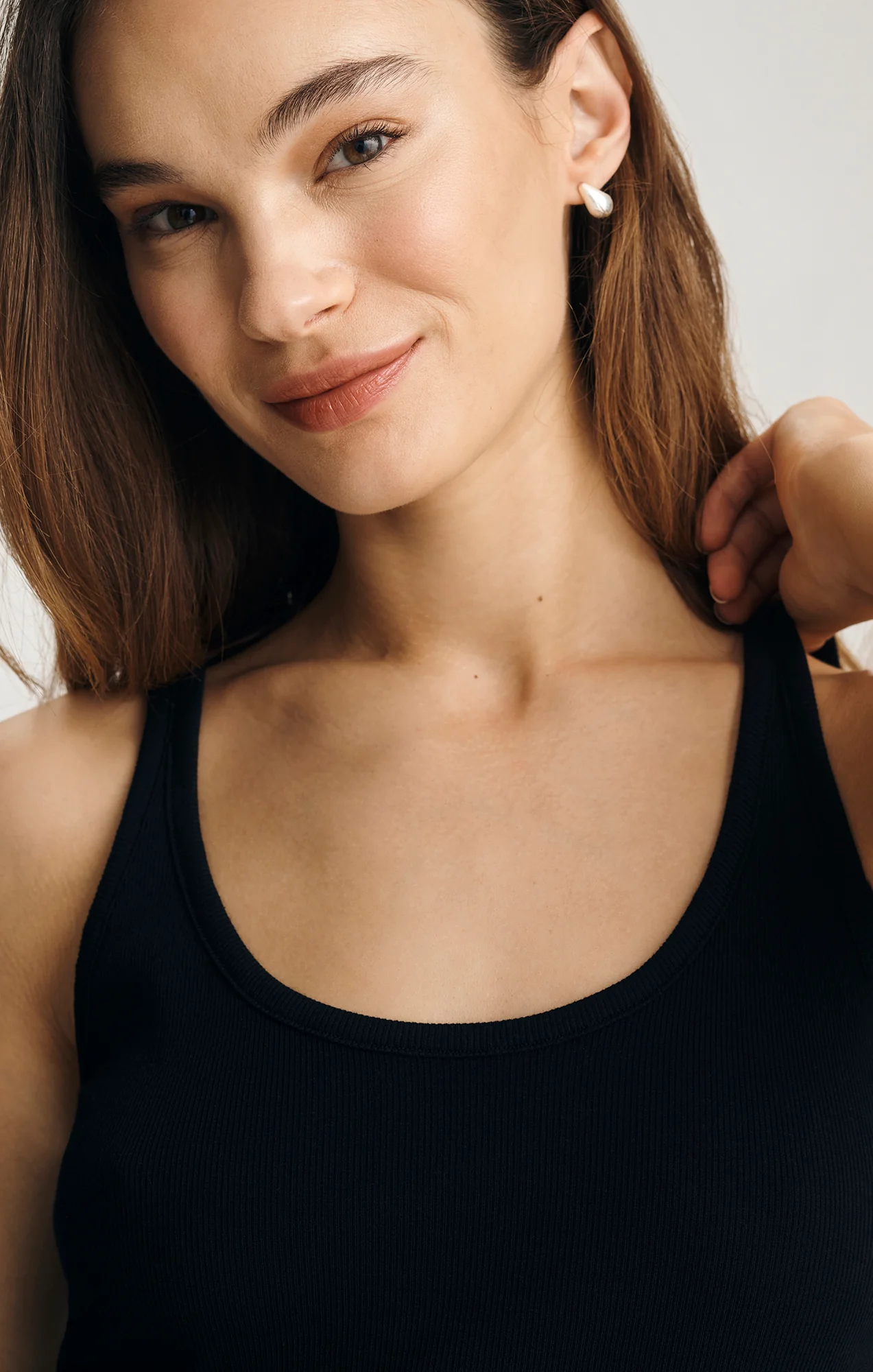 RIBBED SCOOP NECK TANK TOP IN BLACK - Image 4