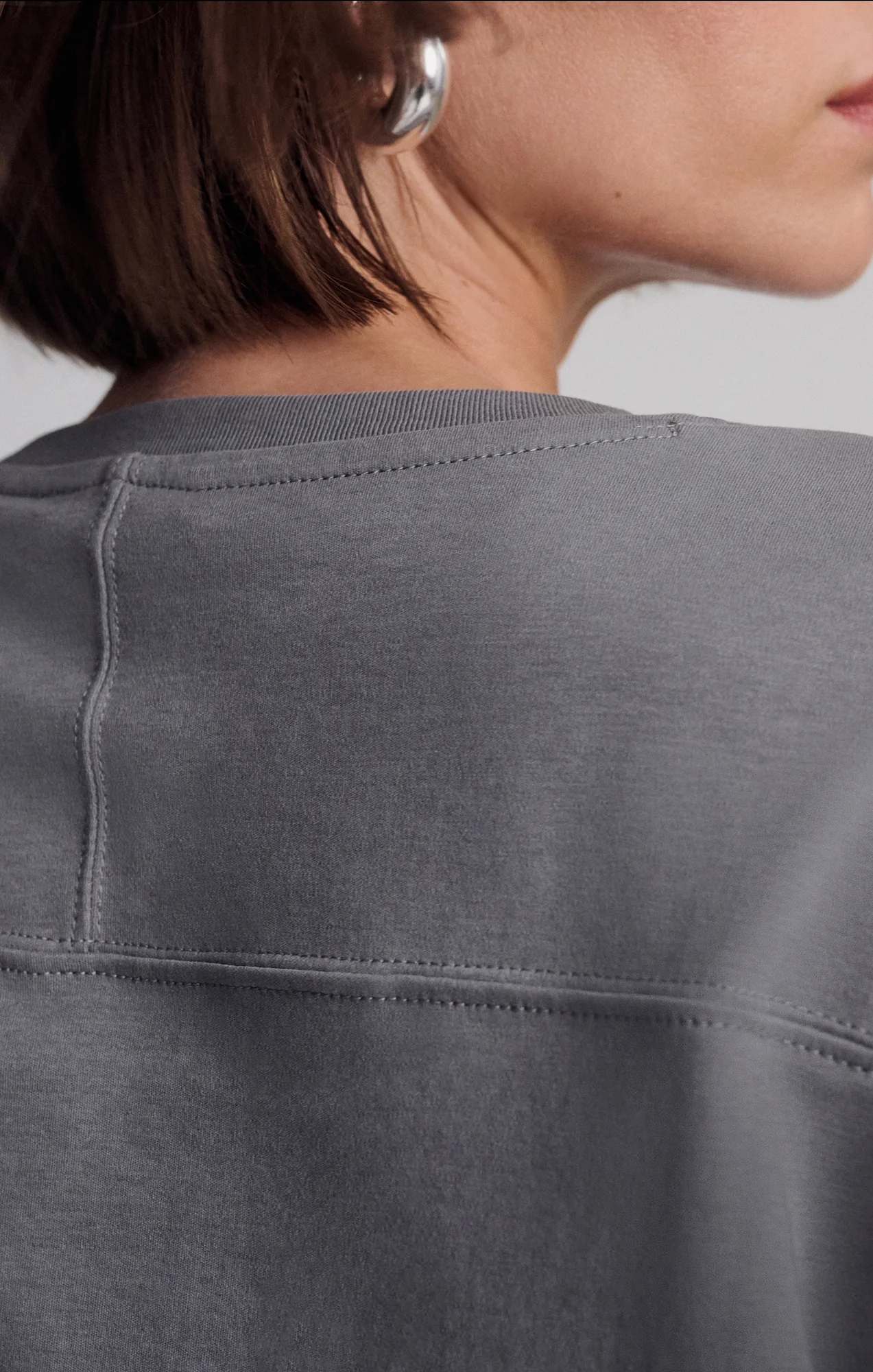 SPORTY LUXE CREW NECK T-SHIRT IN SILENT STORM - Image 4