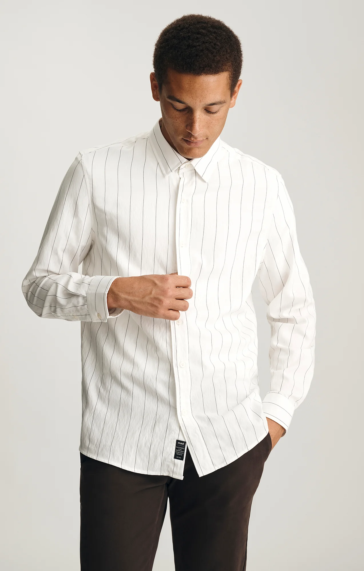 STRIPED LONG SLEEVE BUTTON-UP SHIRT IN ANTIQUE WHITE ZEMIN BLACK STRIPE