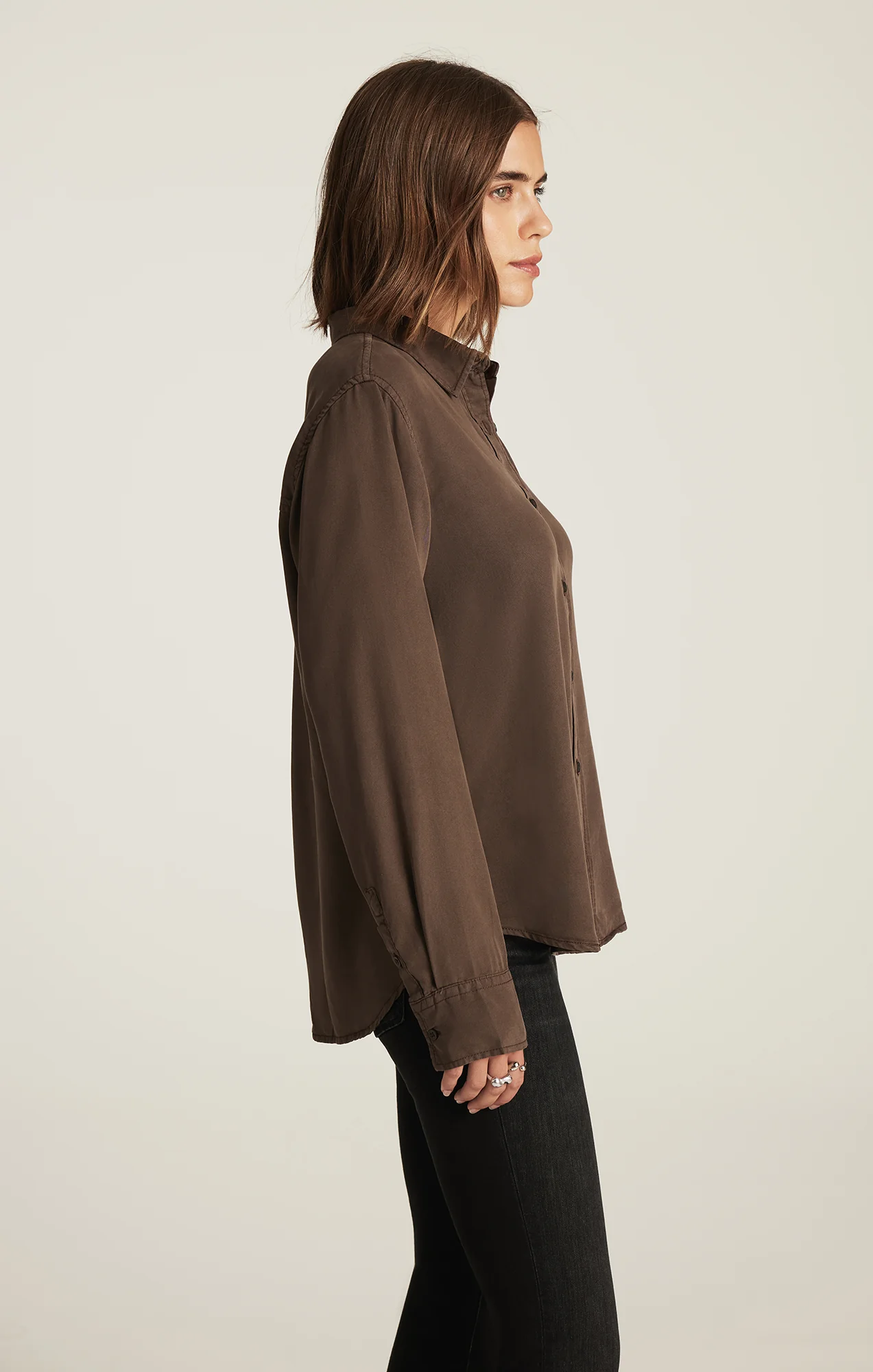 EDITION TENCEL™ BUTTON-UP SHIRT IN CHOCOLATE BROWN - Image 2