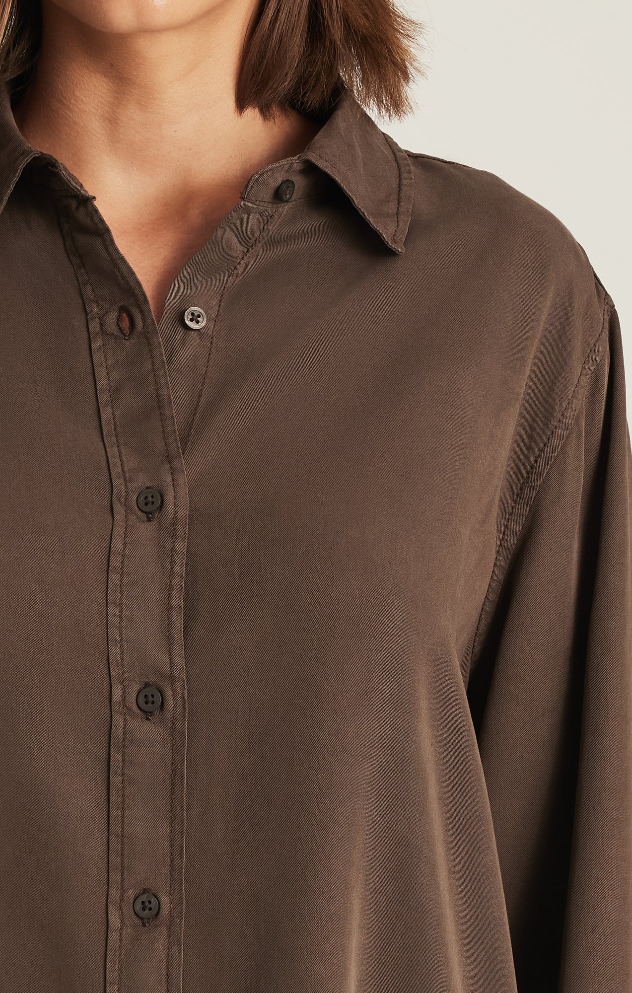 EDITION TENCEL™ BUTTON-UP SHIRT IN CHOCOLATE BROWN - Image 4