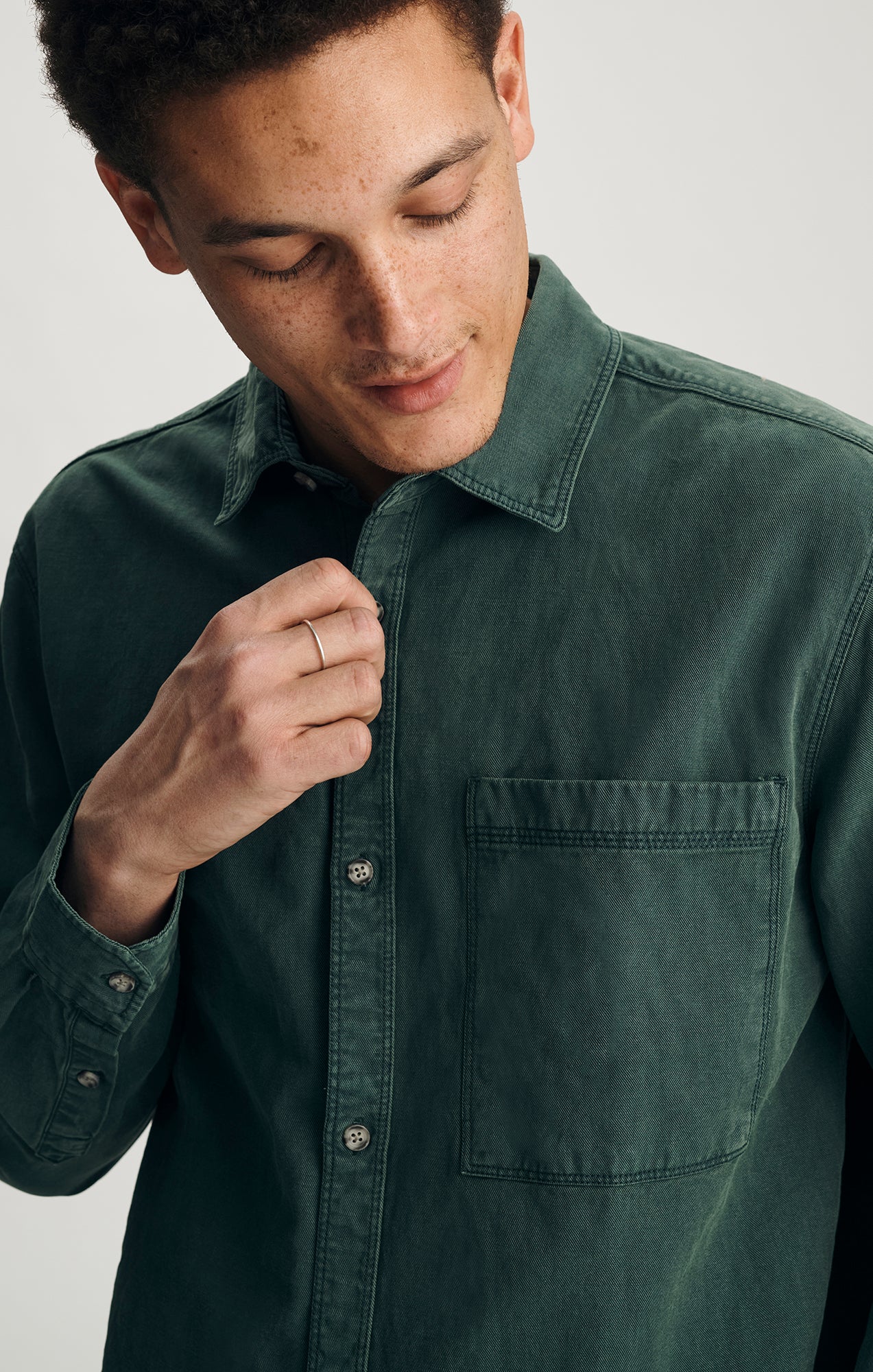 TENCEL™ ONE POCKET BUTTON-UP SHIRT IN BISTRO GREEN - Image 3