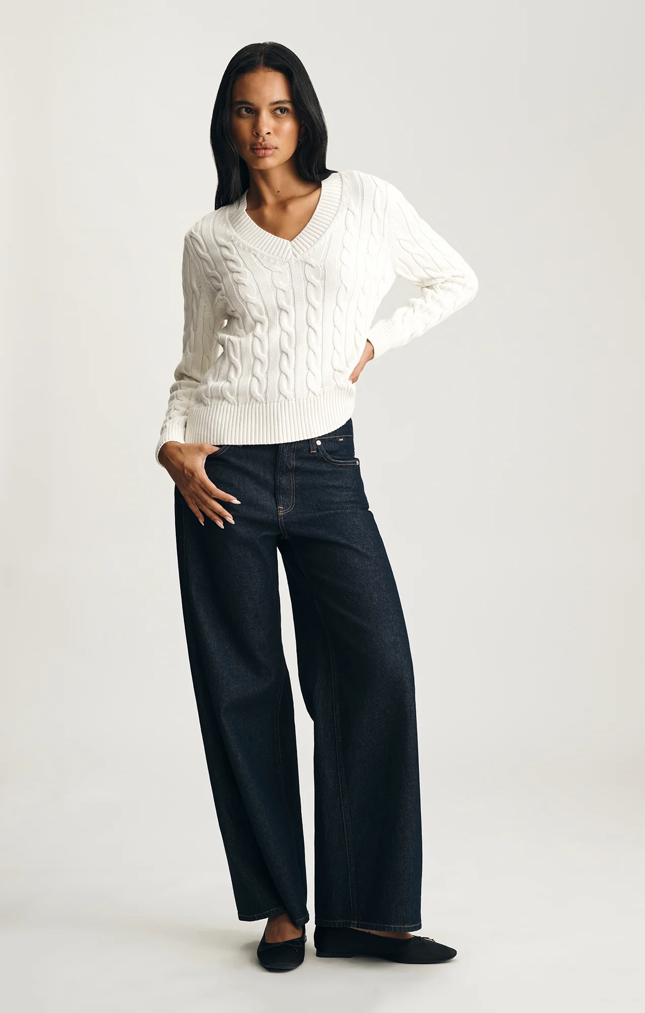 CABLE-KNIT V-NECK SWEATER IN ANTIQUE WHITE - Image 4