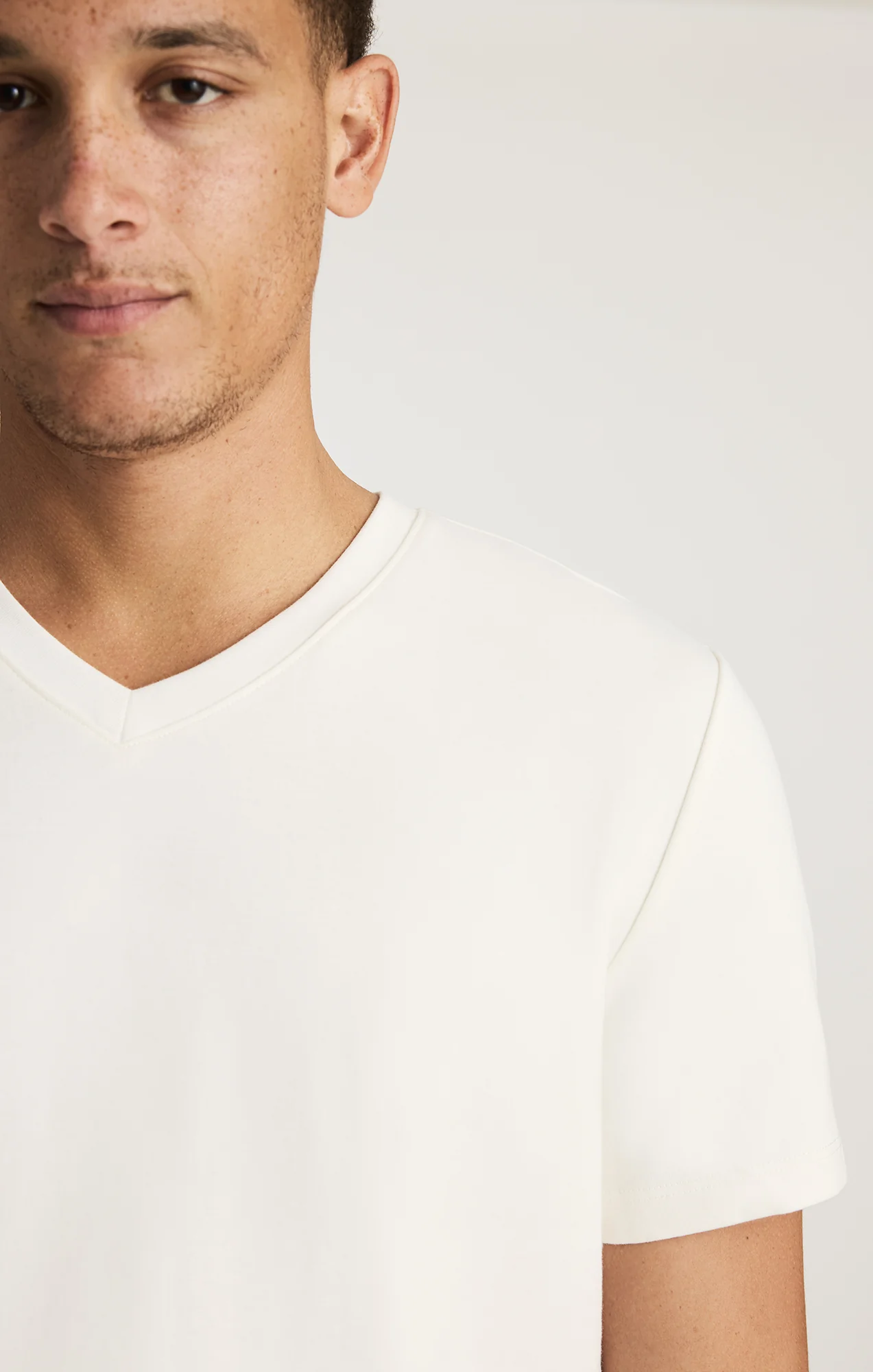 EDITION V-NECK T-SHIRT IN ANTIQUE WHITE - Image 4