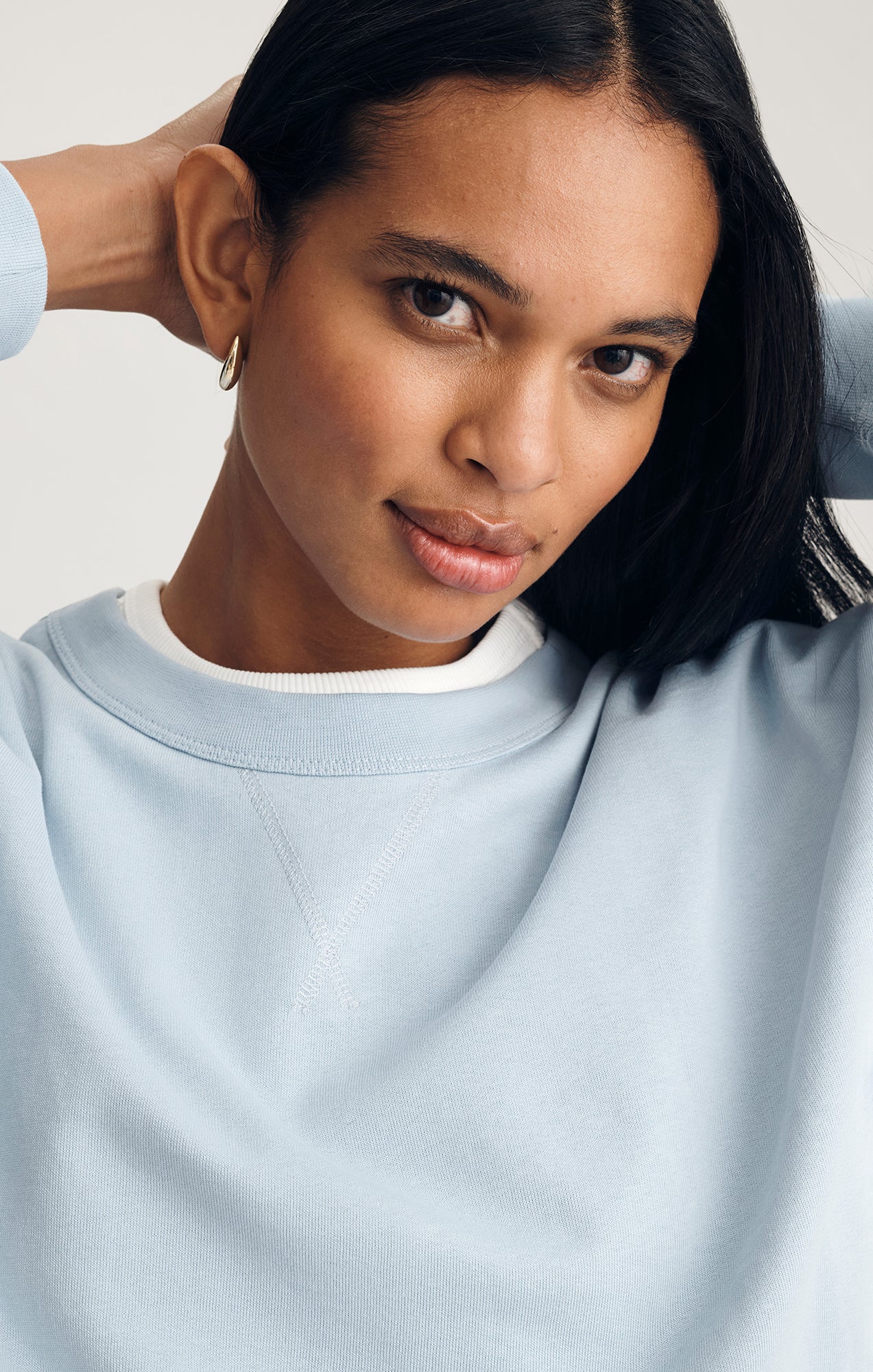 V-STITCH CREW NECK SWEATSHIRT IN BLUE FOG - Image 3