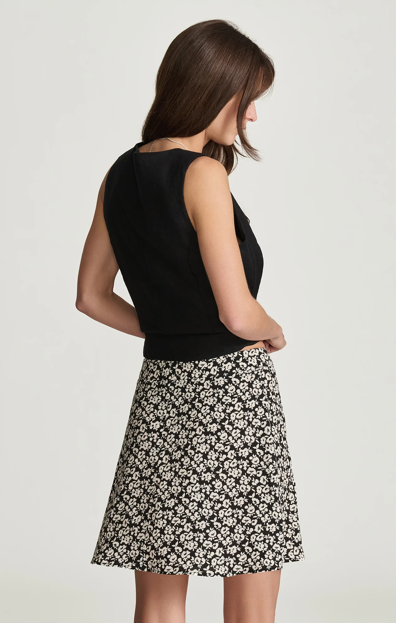 WOVEN MINI SKIRT IN NAVY FLOWER PRINT - Image 4