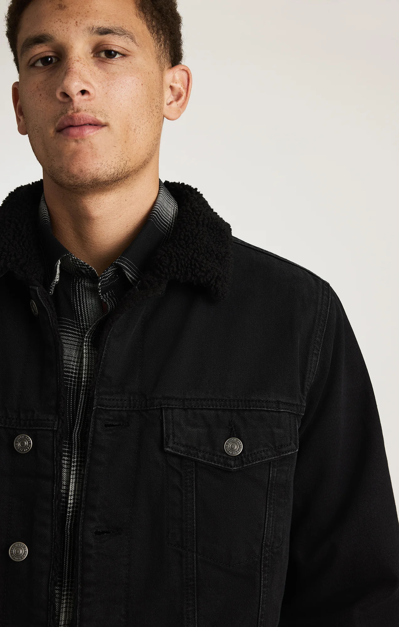 ZANDER SHERPA TRUCKER JACKET IN BLACK SHERPA CLASSIC DENIM - Image 4
